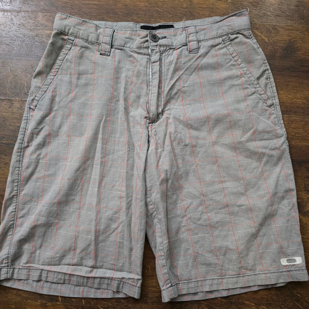 Oakley Men Grey Red Glen Plaid Flat Front Casual Shorts Size 33 Embroidered Logo